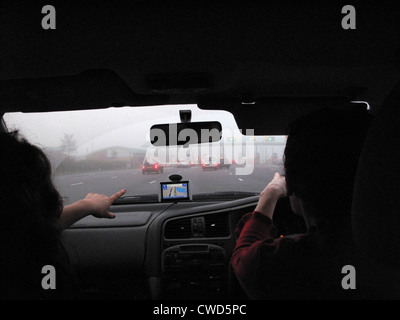 November 2010 fahren bei Nebel auf der Autobahn M6. Nähert sich im Norden gebunden M6 Zahlung Mautstationen. Verwendung von Sat Nav Stockfoto