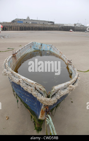 Meerwasser in einem Boot am Strand in Folkestone Stockfoto