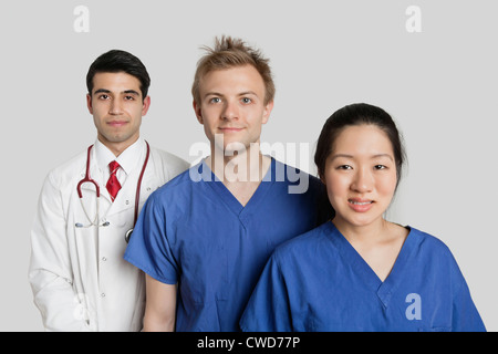 Porträt von vielfältigen medizinischen Team stehen auf grauem Hintergrund Stockfoto