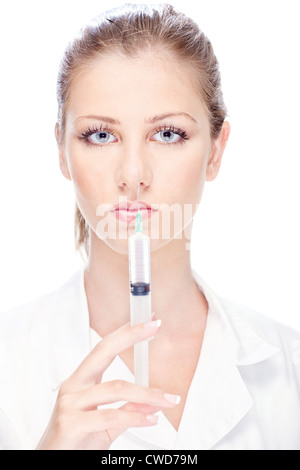 Hübsche Krankenschwester mit Spritze, isoliert auf weiss Stockfoto
