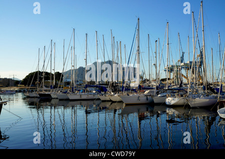 Private Yacths in der Bucht von Palermo-Stadt mit Monte Pellegrino als Hintergrund Stockfoto