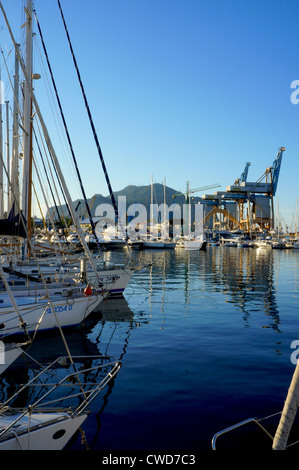 Segelschiffe in die Bucht von Palermo-Stadt mit Monte Pellegrino als Hintergrund Stockfoto