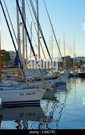 Segelschiffe in die Bucht von Palermo-Stadt in einem hellen Tag Stockfoto