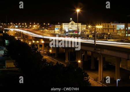 Lichtspuren von Autos auf interstate 196 in der Innenstadt von Grand Rapids, Michigan Stockfoto