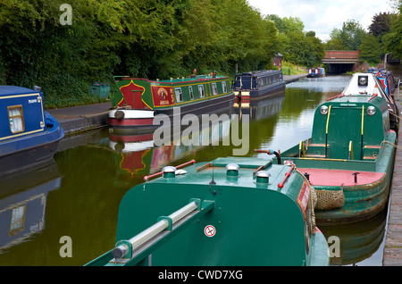 Dudley Kanal-Tunnel und Kalkstein-Minen von Dudley Kanal Trust verwaltet. schmale Boote für touristische Ausflüge in Minen direkt festgemacht. Stockfoto