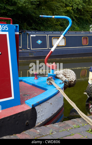 Dudley Kanal-Tunnel und Kalkstein-Minen, die von den Dudley Kanal Trust verwaltet.  Schmale Boote vor Anker in der Nähe von Tunneleingang Stockfoto