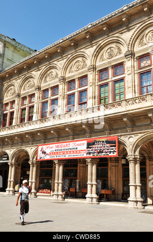 Wien, Österreich - 10. Juli 2011 - mittelalterliche Herold Werbung das Konzert vor der Wiener Oper. Stockfoto