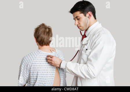 Indischer Arzt Untersuchung männlicher patient Stockfoto