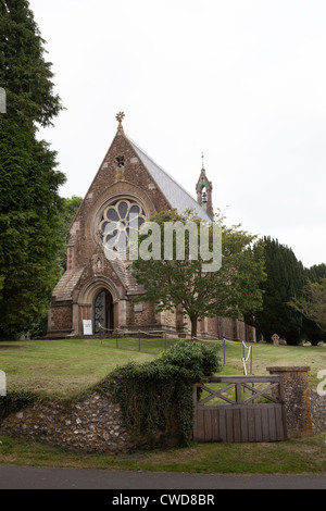 Fassade der Kirche von Saint Mary Itchen Stoke mit Glocke Giebel und Tor Stockfoto