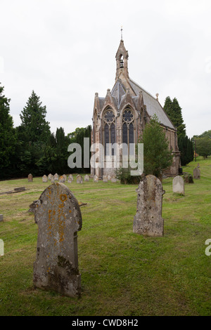 Fassade der Kirche von Saint Mary Itchen Stoke mit Glocke Giebel und Grabsteine Stockfoto