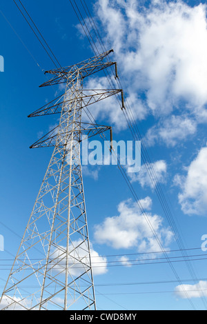 Auf der Suche nach oben zur Hochspannung Strommasten Stockfoto