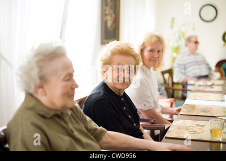 Mainz, sitzen ältere Frauen am Mittagstisch im Speisesaal Stockfoto