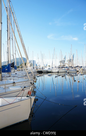 Private Segelboote in der Kai von Palermo mit einem Berg im Hintergrund Stockfoto