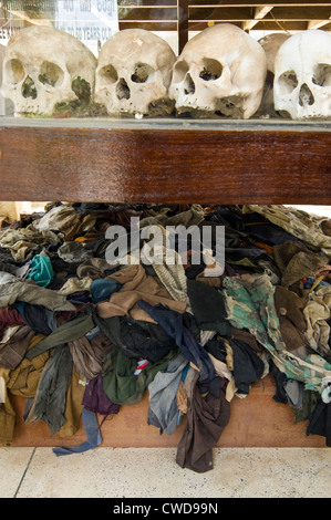 Vertikale Weitwinkelansicht Schädel und bleibt im Inneren des Gebäudes bei Choeung Ek Killing Fields Gedenkstätte in der Nähe von Phnom Penh, Kambodscha Stockfoto