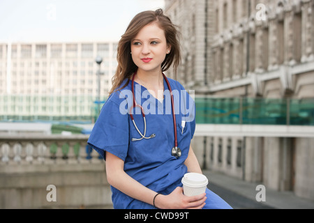 Schöne junge Ärztin auf einer Arbeitspause Stockfoto