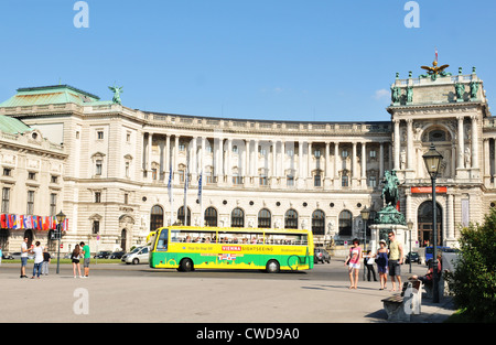 Wien, Österreich - 10. Juli 2011: Touristischen Sightseeing-Bus vor der Nationalbibliothek in Wien, Österreich Stockfoto