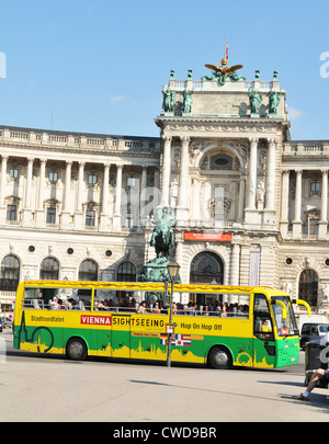 Wien, Österreich - 10. Juli 2011: Touristischen Sightseeing-Bus vor der Nationalbibliothek in Wien, Österreich Stockfoto