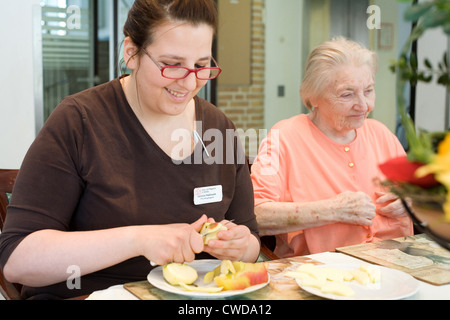 Mainz, eine Krankenschwester die Früchte für eine ältere Frau geschnitten Stockfoto