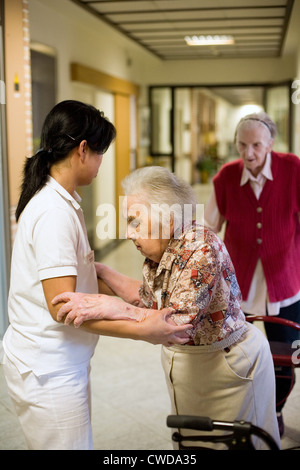 Mainz, geht eine Krankenschwester mit einer älteren Frau auf dem Flur Stockfoto