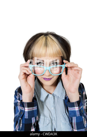 Porträt der jungen Frau mit Brille auf weißem Hintergrund Stockfoto