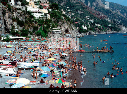 Positano, der Strand ueberfuellte Stockfoto