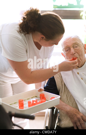 Mainz, eine Krankenschwester verteilt die Medikamente am Mittagstisch Stockfoto