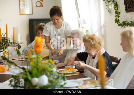 Mainz, sitzen ältere Frauen am Mittagstisch im Speisesaal Stockfoto