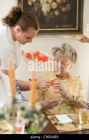 Mainz, eine Krankenschwester verteilt die Medikamente am Mittagstisch Stockfoto