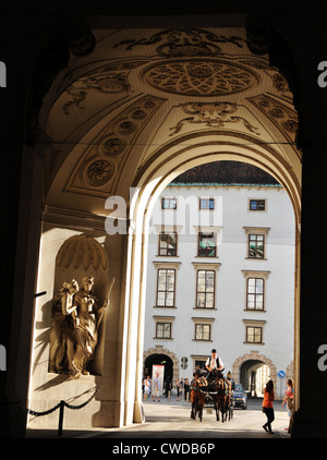 Touristen, die Hofburg Palast, eines der wichtigsten kulturellen und touristischen Sehenswürdigkeiten in Wien, Österreich. Stockfoto