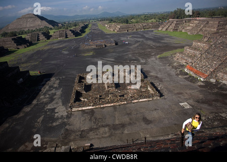 Ein Tourist steigt die Mondpyramide in Teotihuacán, Mexiko-Stadt Stockfoto