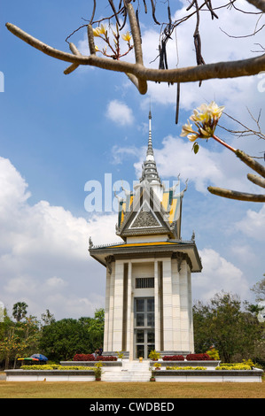 Vertikale Weitwinkelaufnahme von Choeung Ek, die Killing Fields-Gedenkstätte in der Nähe von Phnom Penh. Stockfoto