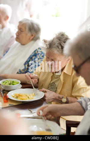 Mainz, sitzen ältere Frauen am Mittagstisch im Speisesaal Stockfoto