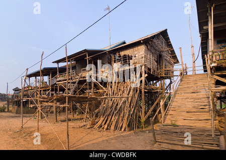 Horizontale Weitwinkelaufnahme gestelzt Rasen Häuser von Kompong Khleang, das schwimmende Dorf am See Tonle Sap in Kambodscha Stockfoto