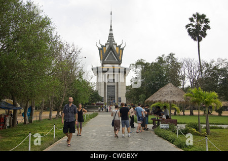 Horizontale Weitwinkelaufnahme des Touristen am Eingang zum Choeung Ek, die Killing Fields-Gedenkstätte in der Nähe von Phnom Penh. Stockfoto