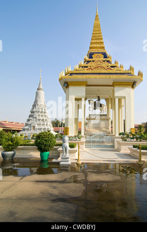 Vertikale Ansicht von König Norodom montierten Statue und Duong Stupas (Chedei) im Innenhof im Königspalast in Phnom Penh. Stockfoto
