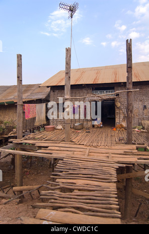 Vertikale Weitwinkelaufnahme eines gestelzt Holzhauses in Kompong Khleang, das schwimmende Dorf am See Tonle Sap in Kambodscha Stockfoto