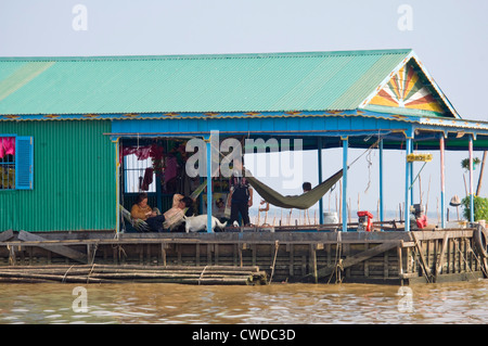 Horizontalen Weitwinkel Blick auf einem schwimmenden Haus von Kompong Khleang, das schwimmende Dorf am See Tonle Sap in Kambodscha Stockfoto