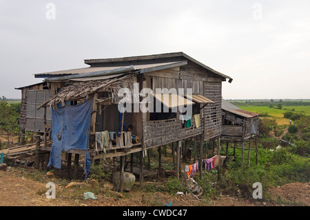 Horizontale Weitwinkelaufnahme eines gestelzt Hauses in Kompong Khleang, das schwimmende Dorf am See Tonle Sap in Kambodscha Stockfoto