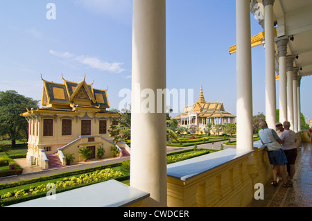 Horizontale Ansicht der Moonlight Pavillon und die umliegenden Gärten von der Terrasse der Thronsaal der Königspalast in Phnom Penh, Kambodscha Stockfoto