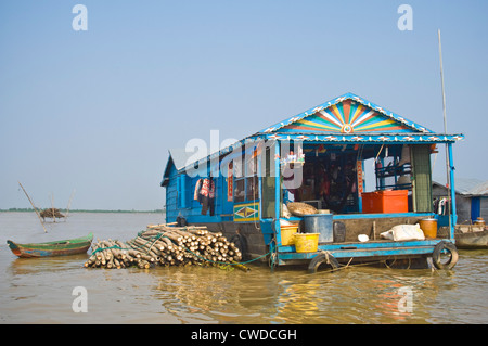 Horizontale Weitwinkelaufnahme der schwimmenden Häuser von Kompong Khleang, das schwimmende Dorf am See Tonle Sap in Kambodscha Stockfoto