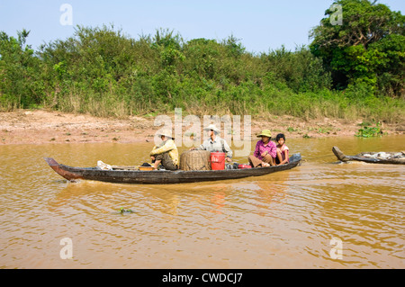 Horizontale Ansicht von Fischerboot mit einer Familie an Bord in Kompong Khleang, das schwimmende Dorf am See Tonle Sap in Kambodscha Stockfoto