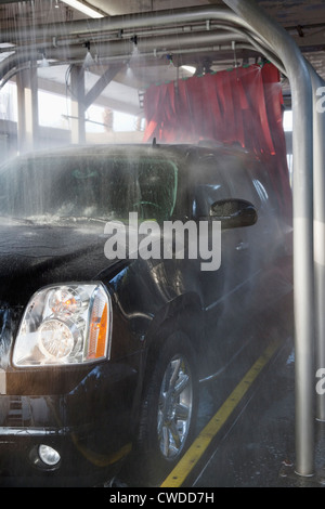 Aufsprühen von Wasser auf Automobil in Auto-Waschanlagen Stockfoto