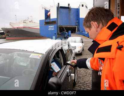 Nagelneues Auto, Dodge Caliber geben Sie entladen in Bremerhaven Stockfoto