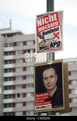 Wahlplakate der PDS und NPD Frontturm in Berlin Stockfoto