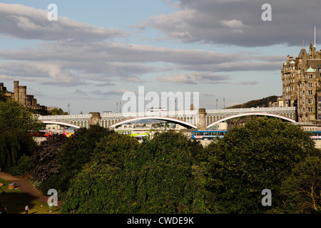 Blick nach Osten in Richtung Nordbrücke in Edinburgh City Centre, Scotland, UK Stockfoto