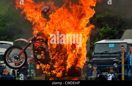 Mitglied der IMPS Motorrad Display Team springen durch den Feuer-Reifen auf Chagford, Devon Stockfoto