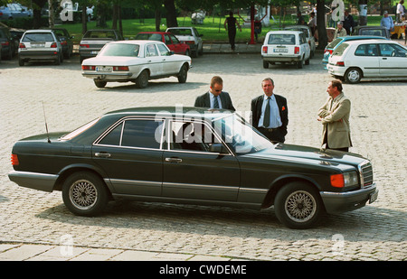 Fahrer und Leibwächter warten eine Persönlichkeit in ihrer Limousine, Sofia Stockfoto