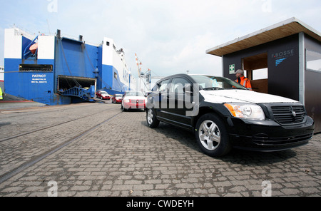 Nagelneues Auto, Dodge Caliber geben Sie entladen in Bremerhaven Stockfoto