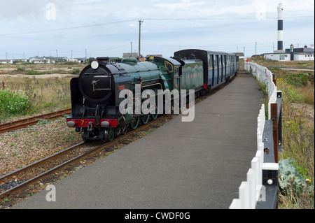 Romney, Hythe und Dymchurch Railway Lok ziehen in Dungeness Station Stockfoto