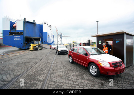 Nagelneues Auto, Dodge Caliber geben Sie entladen in Bremerhaven Stockfoto